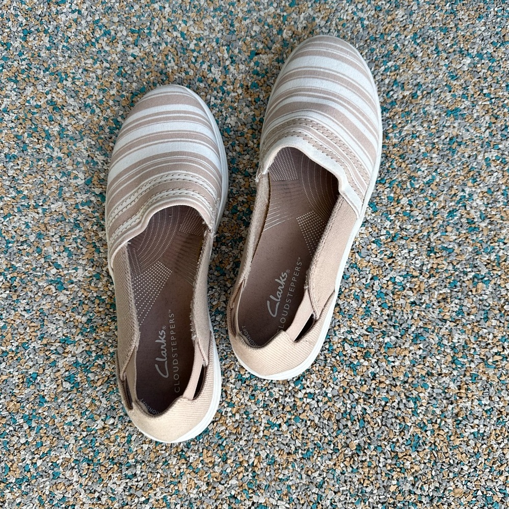 NWT! Clarks Canvas Cloudsteppers Women's Beige Striped Flats. Size 5. Never Worn